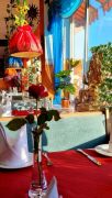 Gedeckter Tisch mit roter Rose